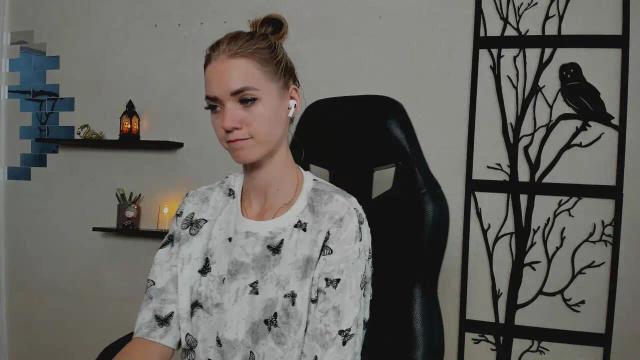 Image 12 of Alyonaqueenn Stream on Streamate on 14 days ago