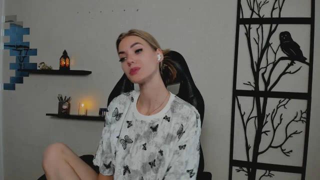 Image 2 of Alyonaqueenn Stream on Streamate on 14 days ago