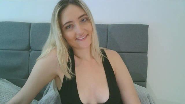 Image 12 of BlondieTeenAmber Stream on Streamate on 26 days ago