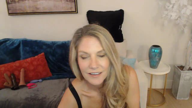 Image 8 of SweetCougarCandy Stream on Streamate on 2 months ago