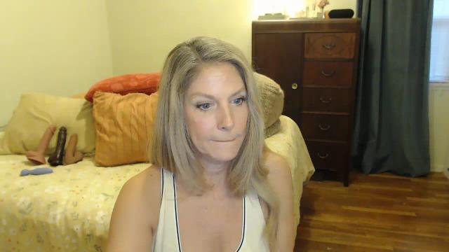 Image 3 of SweetCougarCandy Stream on Streamate on 1 month ago