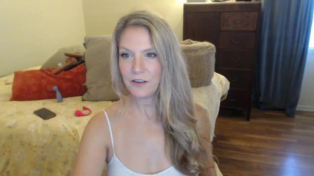 Image 1 of SweetCougarCandy Stream on Streamate on 1 month ago