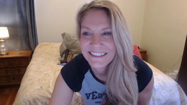 Image 10 of SweetCougarCandy Stream on Streamate on 24 days ago