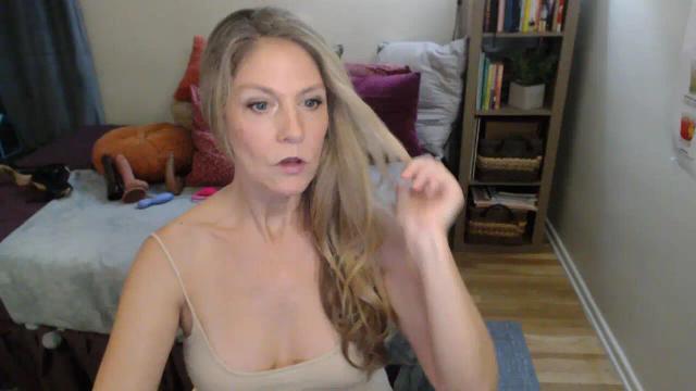 Image 1 of SweetCougarCandy Stream on Streamate on 2 days ago